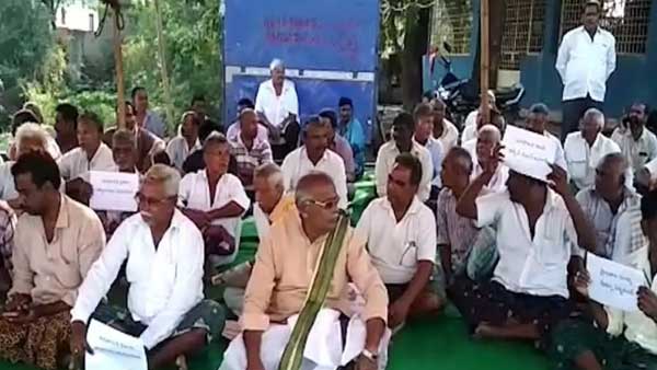 రోడ్డుపైనే జాగారం.. రోడ్డుపైనే జాగారం..