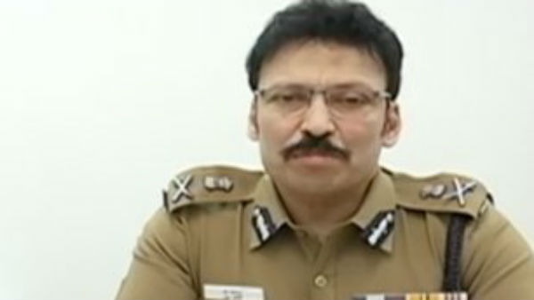 ఆన్ లైన్ లో యువతులు, మహిళలు