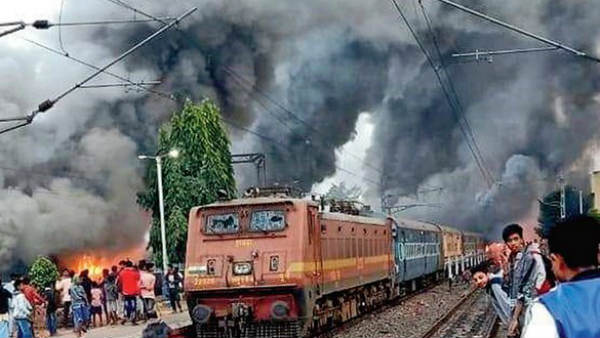 ప్రతిపక్షాల మద్దతుతో చెలరేగుతున్న అసాంఘిక శక్తులు.. 