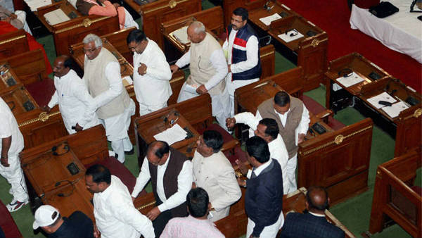 యూపీలో కలిసి పోయిన అధికార ప్రతిపక్ష ఎమ్మెల్యేలు 