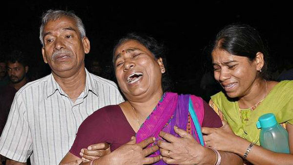 రెవెన్యూ ఉద్యోగుల ఆందోళన .. ప్రజల నుండి తీవ్ర వ్యతిరేకత 