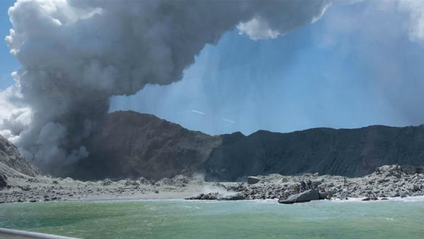 పర్యాటక ప్రాంతంలో అగ్నిపర్వతం పేలుడు