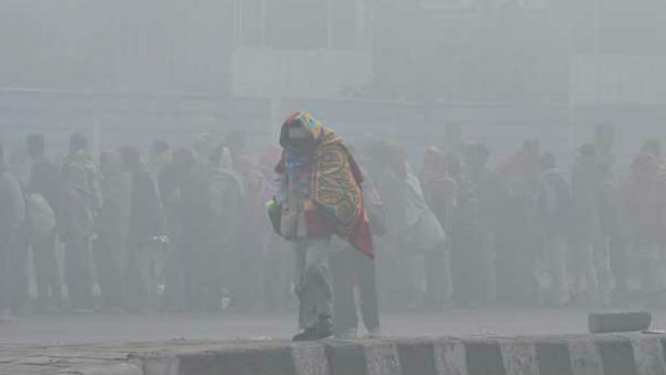 మంచు కురుస్తుండటంతో హైవేని మూసేసిన అధికారులు మంచు కురుస్తుండటంతో హైవేని మూసేసిన అధికారులు