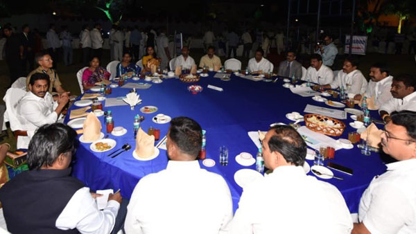 విందు ఏర్పాట్లు ఇలా.. విందు ఏర్పాట్లు ఇలా..