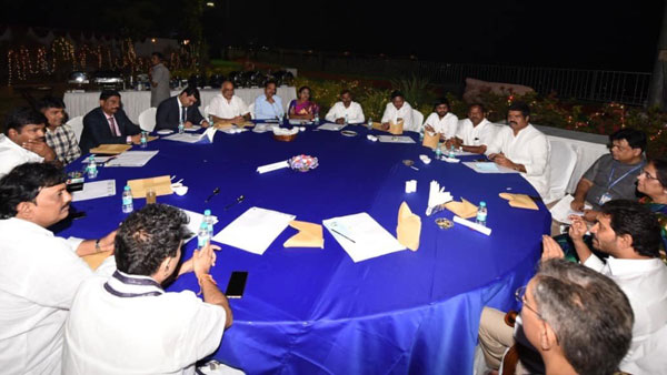 రాత్రనకా, పగలనకా అధికారులను ఇబ్బంది పెట్టొద్దు.. రాత్రనకా, పగలనకా అధికారులను ఇబ్బంది పెట్టొద్దు..