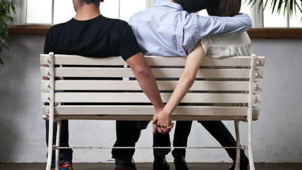 మద్యలో మూడో ప్రియుడు ఎవడు ? 