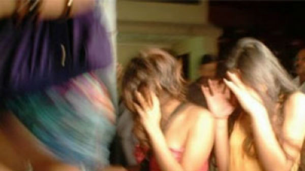 ట్రావెల్ ఏజెన్సీ ముసుగులో.. ట్రావెల్ ఏజెన్సీ ముసుగులో..