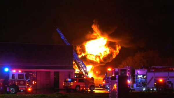 Huge explosion in Houston of Texas, damaging nearby homes