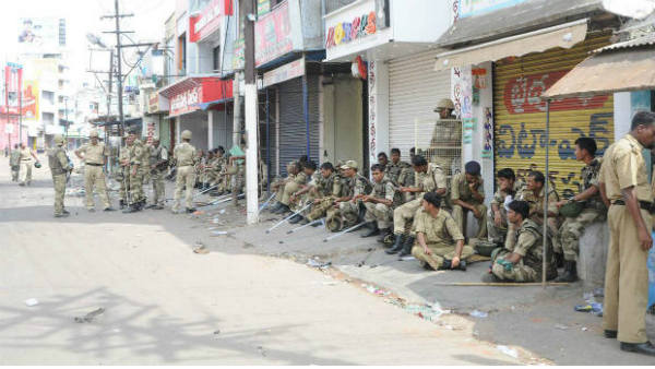 టీడీపీ నేతల అరెస్ట్.. జేఏసీ గేటుకు తాళం..