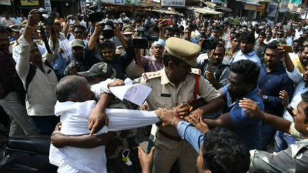 నీళ్లు కూడా ఇవ్వకుండా పోలీసులకు చుక్కలు చూపిస్తున్న గ్రామాల ప్రజలు 