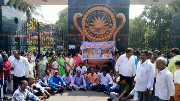 చంద్రబాబుకు రిటర్న్ గిఫ్ట్ ఇస్తాం చంద్రబాబుకు రిటర్న్ గిఫ్ట్ ఇస్తాం