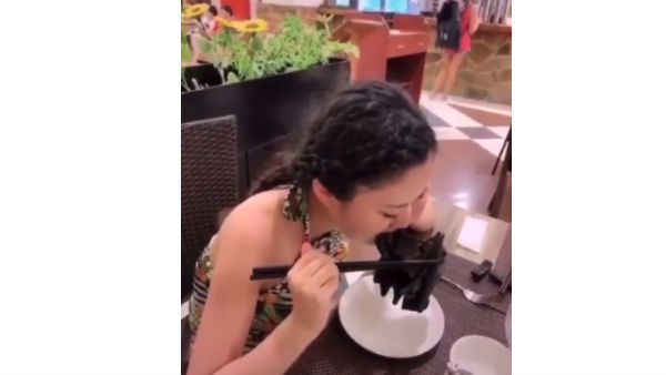 గబ్బిలం సూప్ తాగుతున్న యువతి