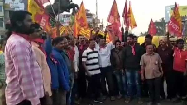 విద్యార్థులపై దాడులకు నిరసనగా..