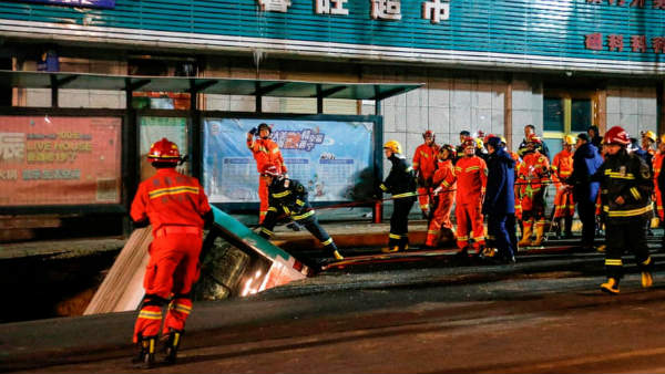  ఘటనా స్థలానికి చేరుకున్న రెస్క్యూ సిబ్బంది