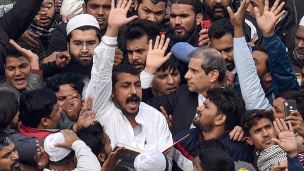 పాకిస్తాన్లో ఉన్నా సరైందే.. పాకిస్తాన్లో ఉన్నా సరైందే..