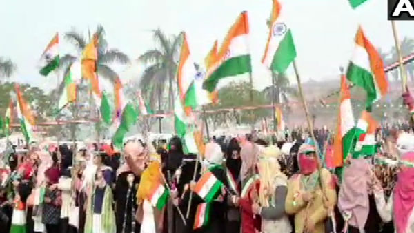 చలనం లేని కేంద్రం.. చలనం లేని కేంద్రం..