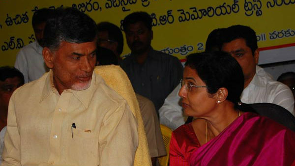 భువనేశ్వరితో కలిసి చంద్రబాబు.. భువనేశ్వరితో కలిసి చంద్రబాబు..