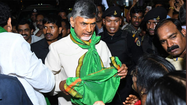 అనంతలో జోలె పట్టి అమరావతి కోసం చంద్రబాబు విరాళాలు అనంతలో జోలె పట్టి అమరావతి కోసం చంద్రబాబు విరాళాలు