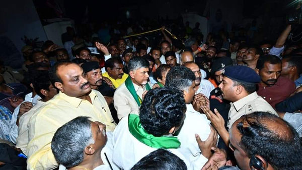 రాజధాని రైతుల కోసం చెవిపోగులు విరాళంగా చిన్నారి ఆశ్రిత ఇచ్చిందన్న లోకేష్ రాజధాని రైతుల కోసం చెవిపోగులు విరాళంగా చిన్నారి ఆశ్రిత ఇచ్చిందన్న లోకేష్