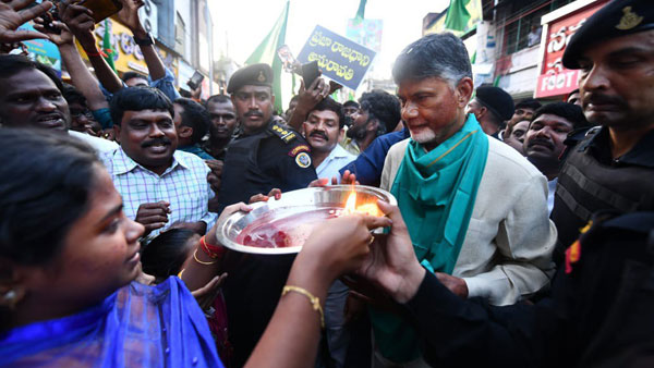 ఎందుకు మోకాలడ్డుతున్నారు..