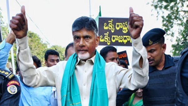 ఒకవైపు టీడీపీ, మరోవైపు వైసీపీ ర్యాలీలతో అనంతలో టెన్షన్ ఒకవైపు టీడీపీ, మరోవైపు వైసీపీ ర్యాలీలతో అనంతలో టెన్షన్