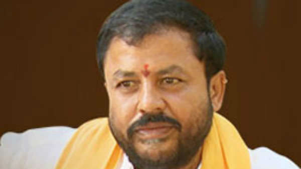 టీడీపీ నేతల గృహ నిర్బంధాలు .. పాలకొల్లు ఎమ్మెల్యే నిమ్మల రామా నాయుడు అరెస్ట్ టీడీపీ నేతల గృహ నిర్బంధాలు .. పాలకొల్లు ఎమ్మెల్యే నిమ్మల రామా నాయుడు అరెస్ట్