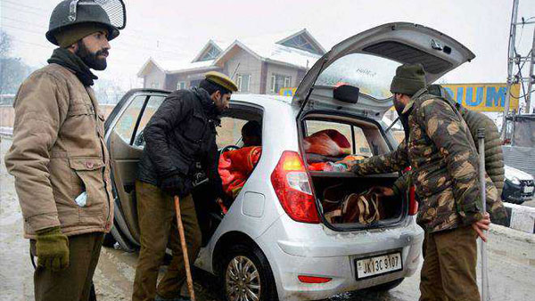 శీతాకాలం సమయంలో ఉగ్రవాదులకు తన ఇంట్లో ఆశ్రయం శీతాకాలం సమయంలో ఉగ్రవాదులకు తన ఇంట్లో ఆశ్రయం