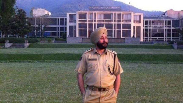  ఉగ్రవాదుల కారులో ముందు సీటులో కూర్చున్న దవేందర్