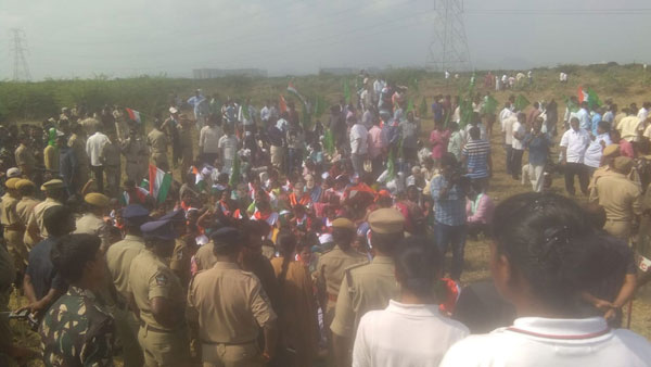 సచివాలయంలోకి దూసుకెళ్లేందుకు రైతులు సచివాలయంలోకి దూసుకెళ్లేందుకు రైతులు