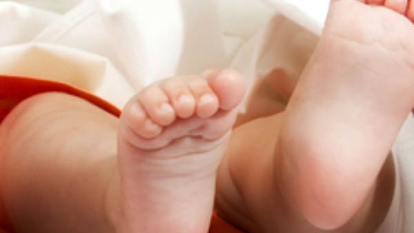 బిడ్డకు బ్రాంది తాగించిన తల్లి 