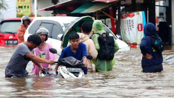 జకార్తా నగరాన్ని ముంచెత్తిన వానలు