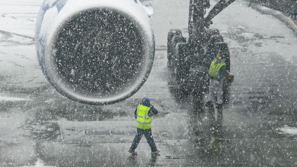 విమానాశ్రయం రన్‌వేపైకి చేరిన వరద నీరు