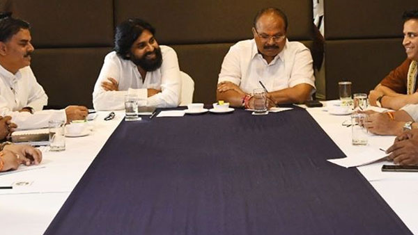 వైసీపీ..ప్రతిపక్ష టీడీపీకి సమదూరం పాటించాలని