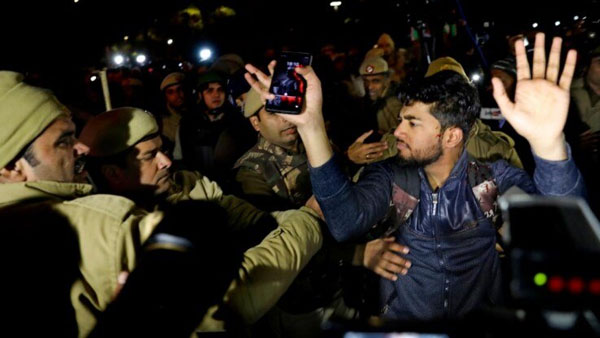 విద్యార్థుల అరెస్ట్