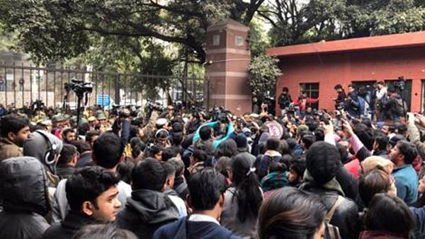 పోలీసులకూ నోటీసులు.. పోలీసులకూ నోటీసులు..