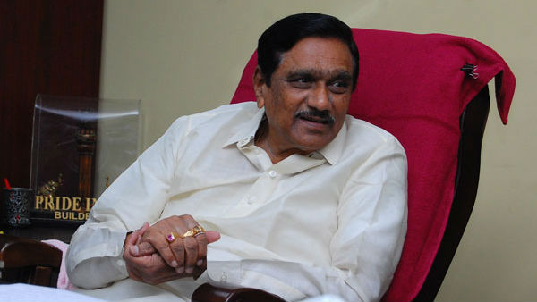 ఆడవాళ్లను, రైతులను కొడతావున్నారు.. మూడు రాజధానులకు డబ్బులు ఎలా? ఆడవాళ్లను, రైతులను కొడతావున్నారు.. మూడు రాజధానులకు డబ్బులు ఎలా?