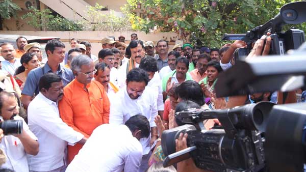 కేంద్ర మంత్రి కాళ్లు పట్టుకొని..ఉద్వేగానికి గురై