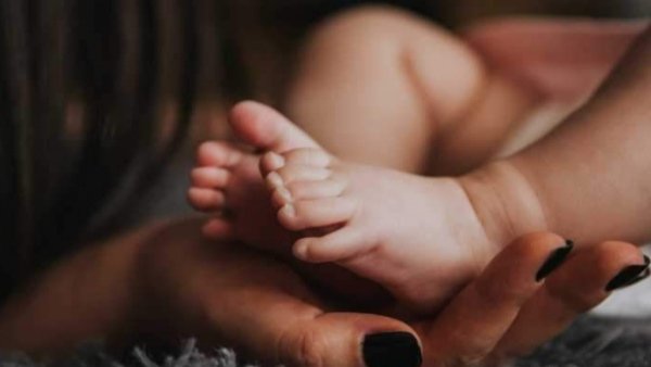 ముగ్గురికి ఒక్కటే బెడ్..