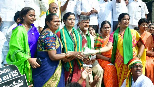 ఎర్రబాలెంలో రైతుల దీక్షలో గాజు విరాళంగా ఇచ్చిన భువనేశ్వరి