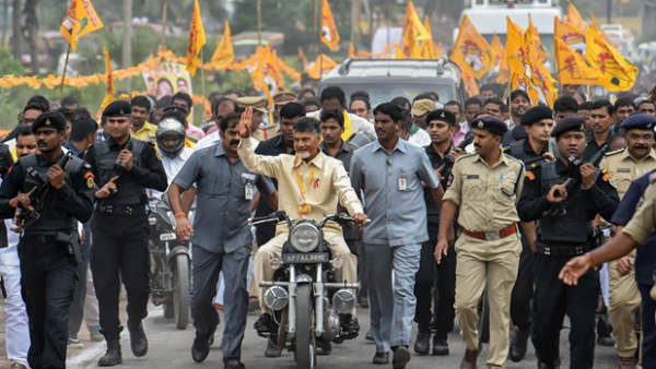 దేశంలో 13 మంది వీఐపీలకు బ్లాక్ కమాండోల సేవలు దేశంలో 13 మంది వీఐపీలకు బ్లాక్ కమాండోల సేవలు