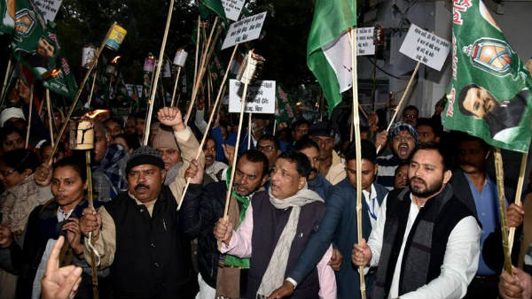 ఆమిర్‌పై ఇటుకలు, ఇతర వస్తువులతో దాడి