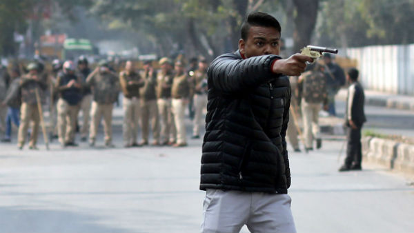  వందలాది మంది విద్యార్థులపై తుపాకీ ఎక్కుపెట్టి.. 