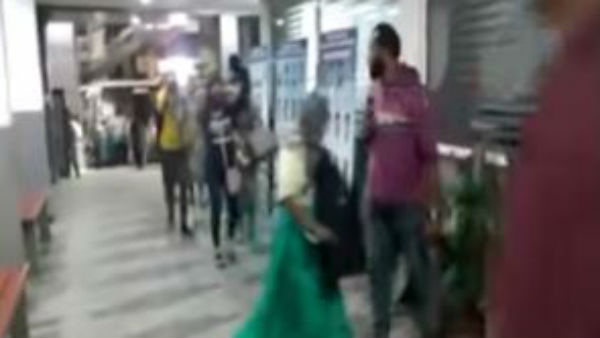 21మంది యువతులు 21మంది యువతులు