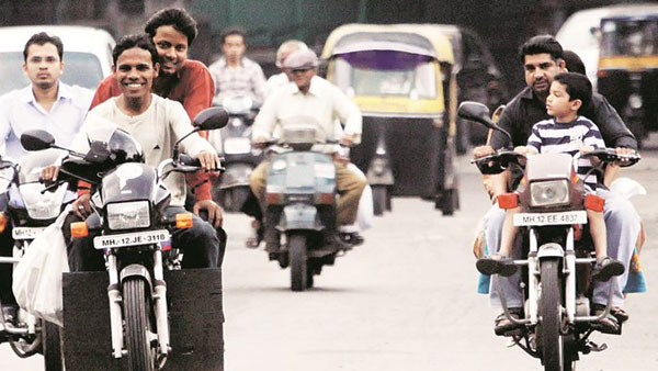 హెల్మెట్ ధరించడం మరిచామో... హెల్మెట్ ధరించడం మరిచామో...