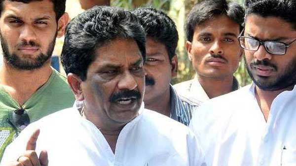 ఒక్కచోట రాజధాని నిర్మాణం చెయ్యలేని సర్కార్ 3 చోట్ల ఎలా చేస్తుందని ప్రశ్న