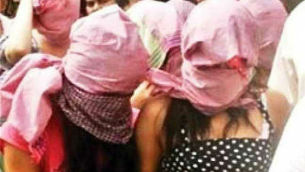 కస్టమర్‌లా వెళ్లిన పోలీసు అధికారి..