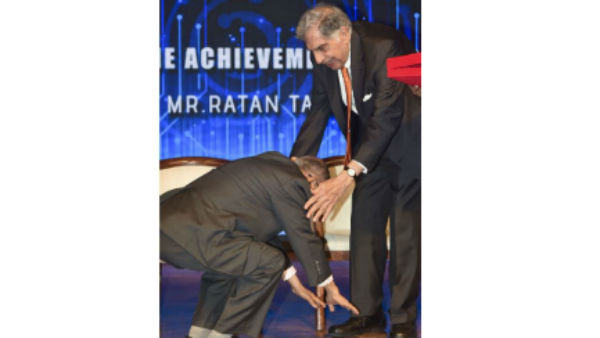 రతన్ టాటా పాదాలను తాకిన నారాయణమూర్తి