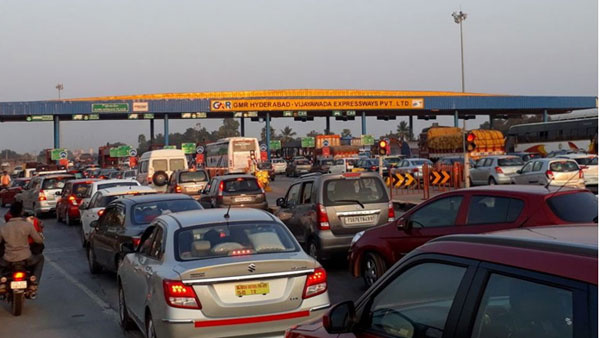 సంక్రాంతి ప్రయాణాలతో విజయవాడ హైవే మీద ట్రాఫిక్ జామ్ సంక్రాంతి ప్రయాణాలతో విజయవాడ హైవే మీద ట్రాఫిక్ జామ్