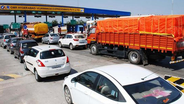 టోల్ గేట్ల వద్ద కిలోమీటర్ల మేర నిలిచిన ట్రాఫిక్ .. పని చేయని ఫాస్టాగ్ స్కానర్లు టోల్ గేట్ల వద్ద కిలోమీటర్ల మేర నిలిచిన ట్రాఫిక్ .. పని చేయని ఫాస్టాగ్ స్కానర్లు