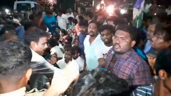  కాగడాలతో వచ్చి..